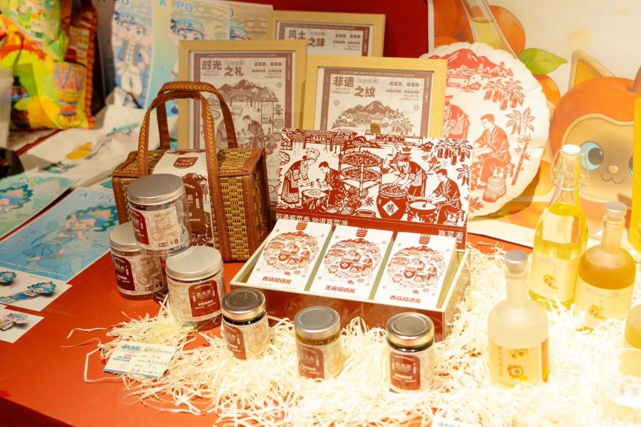 把非遗变成“潮礼”，让设计直通就业｜云南工商学院毕业设计展高能启幕