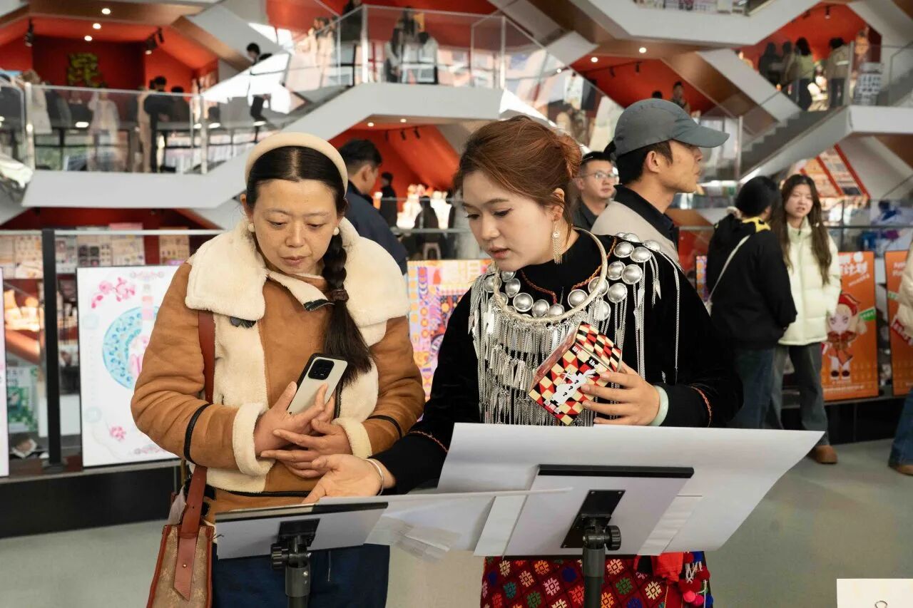 把非遗变成“潮礼”，让设计直通就业｜云南工商学院毕业设计展高能启幕