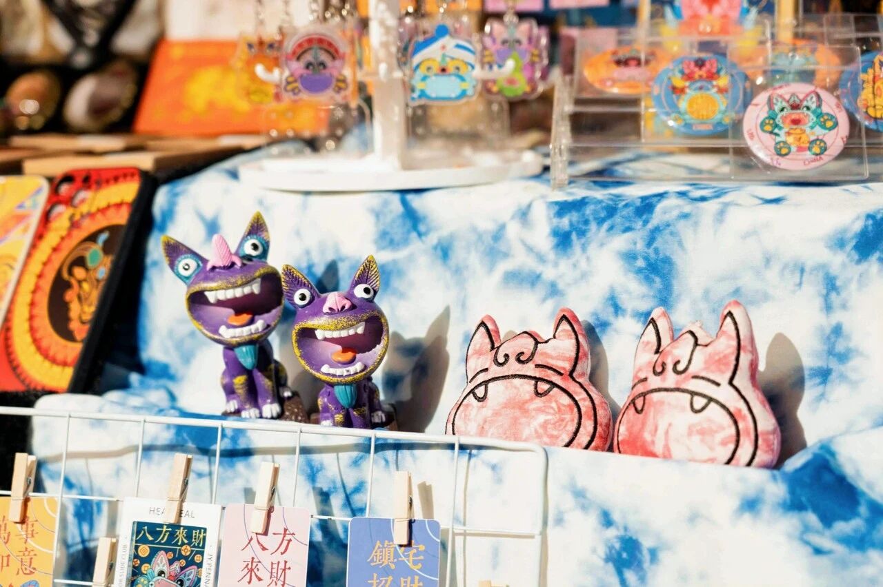 把非遗变成“潮礼”，让设计直通就业｜云南工商学院毕业设计展高能启幕