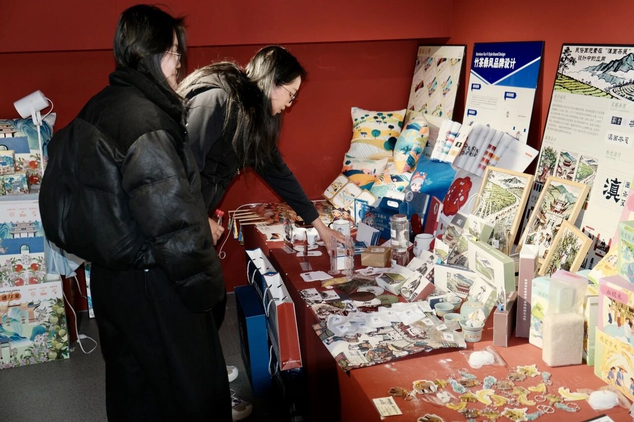 把非遗变成“潮礼”，让设计直通就业｜云南工商学院毕业设计展高能启幕