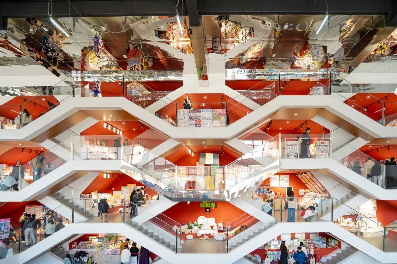 把非遗变成“潮礼”，让设计直通就业｜云南工商学院毕业设计展高能启幕