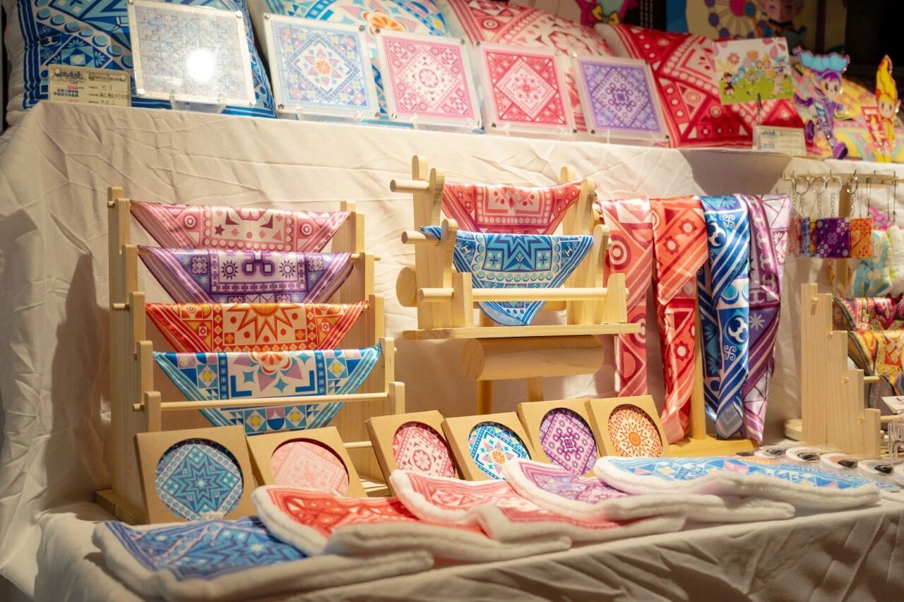 把非遗变成“潮礼”，让设计直通就业｜云南工商学院毕业设计展高能启幕