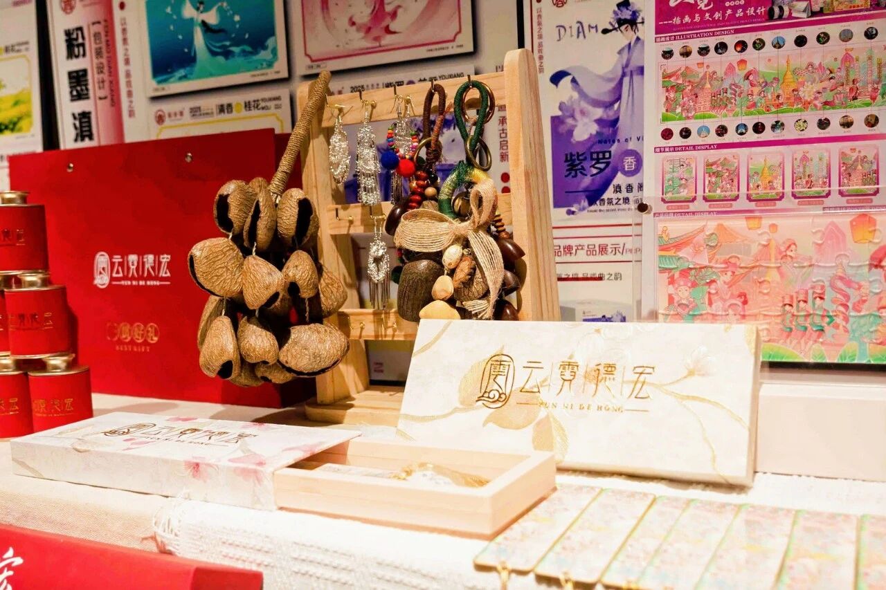 把非遗变成“潮礼”，让设计直通就业｜云南工商学院毕业设计展高能启幕