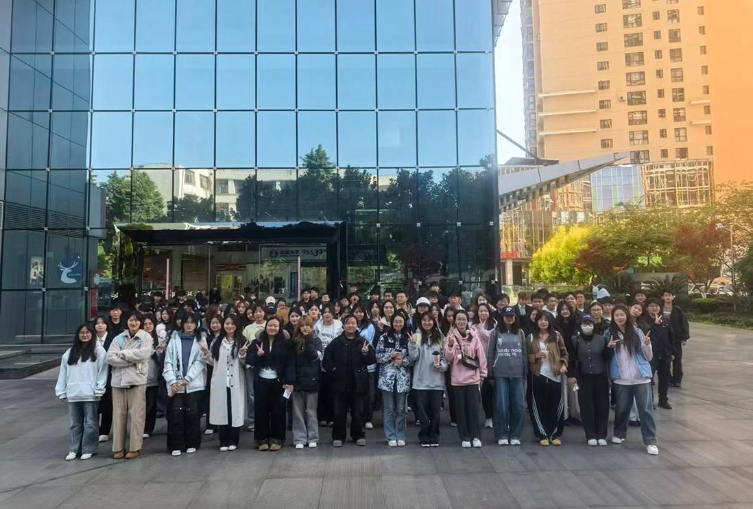 从课堂到行业前沿——云南工商学院视觉传达设计专业新生走进褐石广...