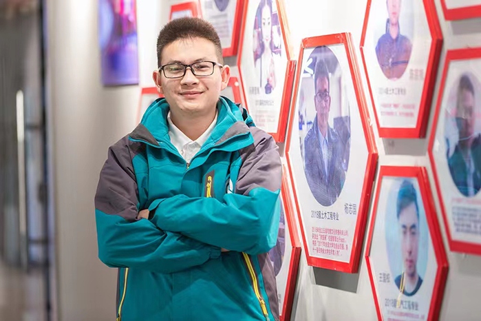 走近云南骑宜骑科技集团有限公司创始人、云南工商学院优秀毕业生杨志国: 从三个人到近三百人 答案“在路上”